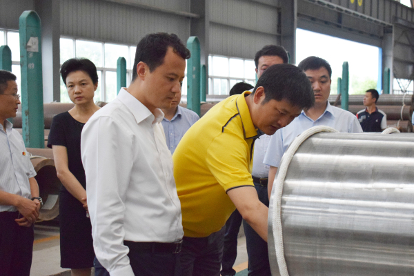6月22日，團(tuán)省委書記王偉一行來到江都區(qū)，專題調(diào)研我區(qū)企業(yè)家創(chuàng)新創(chuàng)業(yè)情況。區(qū)委副書記、區(qū)政協(xié)主席曾慶玲等陪同調(diào)研。當(dāng)天下午，王偉一行來到龍川鋼管，受到了公司馬自強(qiáng)董事長(zhǎng)的熱情接待。   △馬董事長(zhǎng)向王偉書記一行介紹公司產(chǎn)品   在馬董事長(zhǎng)的陪同下，王偉一行實(shí)地參觀了美鋼管業(yè)物流中心、六分廠大口徑高合金無縫鋼管生產(chǎn)線，了解了公司發(fā)展歷程、企業(yè)規(guī)模、產(chǎn)品結(jié)構(gòu)及在創(chuàng)新創(chuàng)業(yè)方面取得的成果，向馬董事長(zhǎng)征求了對(duì)共青團(tuán)服務(wù)青年創(chuàng)新創(chuàng)業(yè)工作的意見和建議，勉勵(lì)企業(yè)家搶抓新一輪產(chǎn)業(yè)變革的機(jī)遇，銳意創(chuàng)新、潛心實(shí)干，進(jìn)一步做大做強(qiáng)，并要求各級(jí)團(tuán)組織更好地服務(wù)企業(yè)家，助力企業(yè)轉(zhuǎn)型升級(jí)。  △王偉書記一行參觀六分廠大口徑高合金無縫鋼管生產(chǎn)線